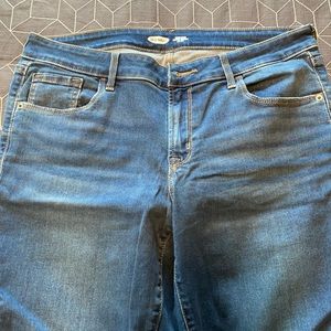 These are Old Navy low rise Rockstar Super Skinny jeans in size 12.